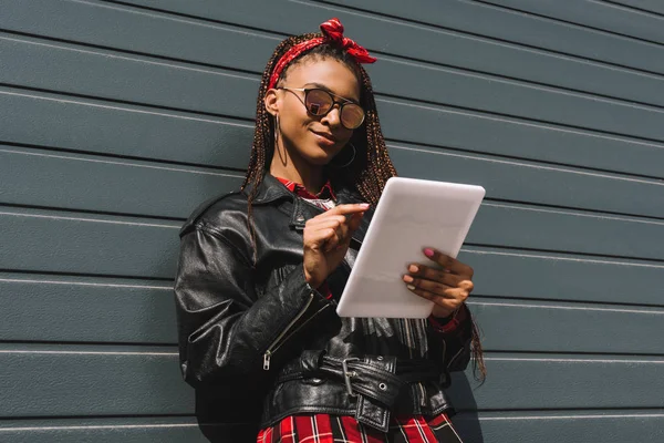 Dijital tablet ile şık kız