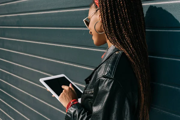 Dijital tablet ile şık kız