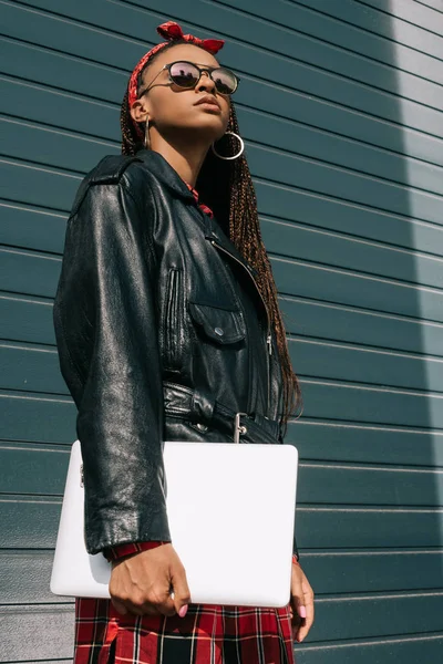 dizüstü bilgisayar ile şık Afro-Amerikan kız