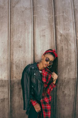 Kız deri ceket ve kareli gömlek