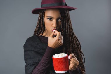 Kız holding Kupası marshmallow ile