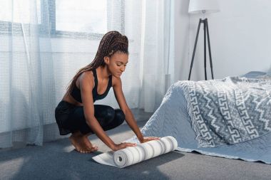 Yoga mat inişli çıkışlı kadın
