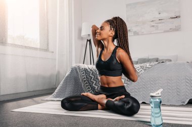 Yoga yapan kadın
