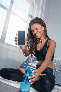 atletik kadın gösteren smartphone