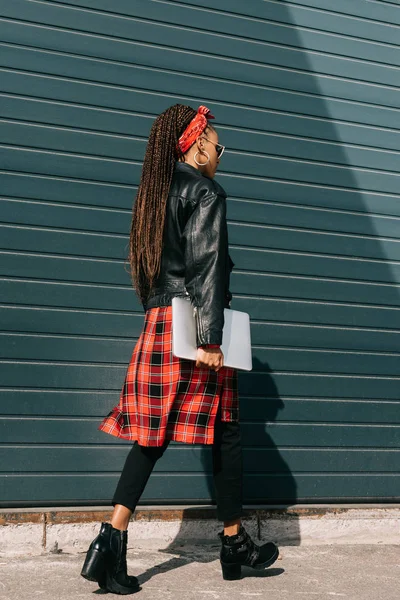 时尚的非洲裔美国女孩与笔记本电脑 — 图库照片