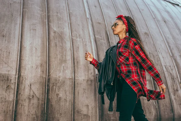 Chica en chaqueta de cuero y camisa a cuadros — Foto de Stock