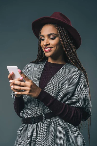 Chica afroamericana con estilo con teléfono inteligente — Foto de Stock