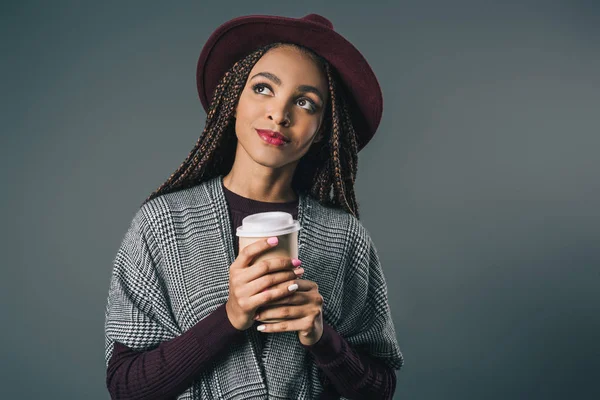 Chica afroamericana con café para llevar — Foto de Stock