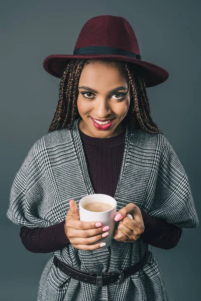 African american girl holding cup — Free Stock Photo