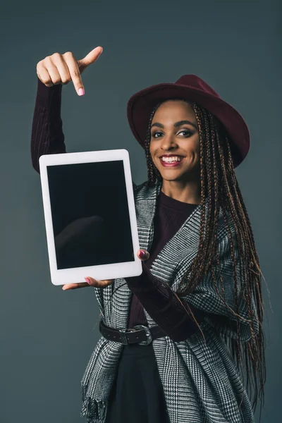 Afro-Amerikaanse meisje met digitale tablet — Stockfoto