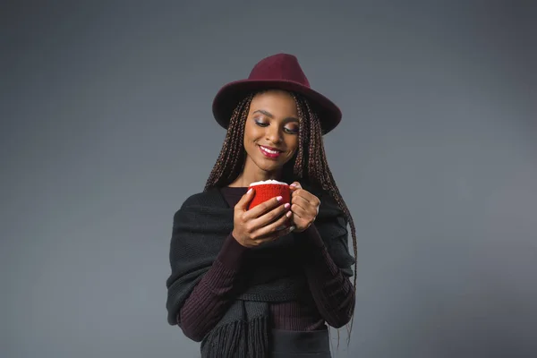 Ragazza in possesso di tazza con marshmallows — Foto Stock