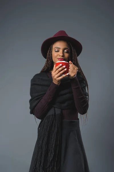 Niña sosteniendo taza con malvaviscos — Foto de stock gratis