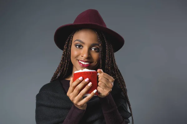 Niña sosteniendo taza con malvaviscos — Foto de stock gratis