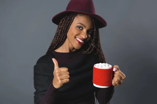 Ragazza in possesso di tazza con marshmallows — Foto Stock