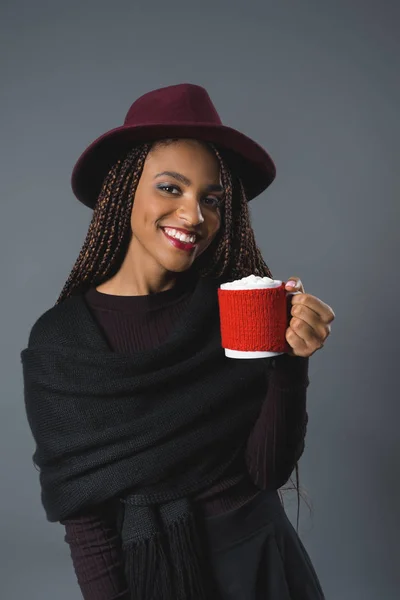 Niña sosteniendo taza con malvaviscos — Foto de stock gratis