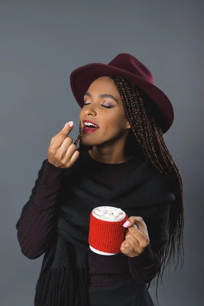 Ragazza in possesso di tazza con marshmallows — Foto Stock