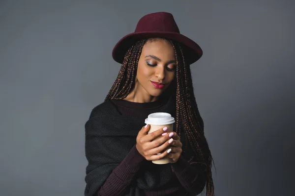 Chica con taza de café desechable — Foto de Stock