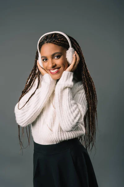 Menina americana africana em earmuffs de inverno — Fotografia de Stock