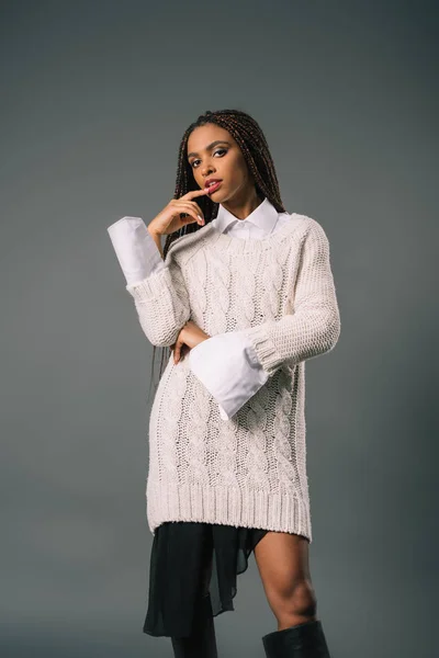 Meisje in stijlvolle gebreide trui — Stockfoto