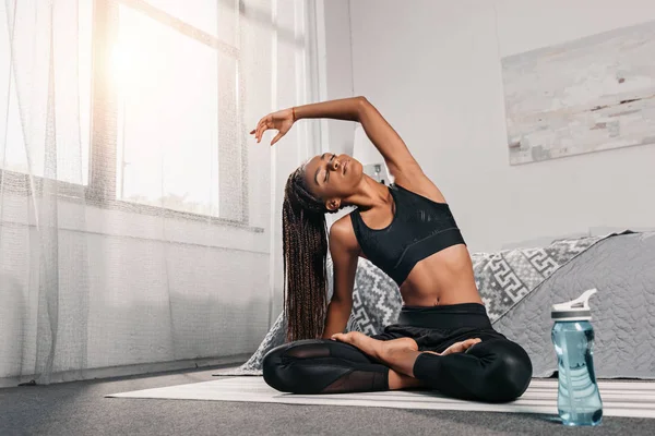 Frau praktiziert Yoga — Stockfoto