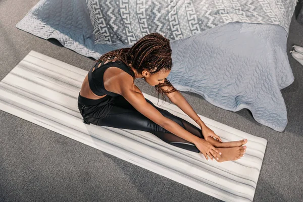 Woman practicing yoga — Stock Photo, Image