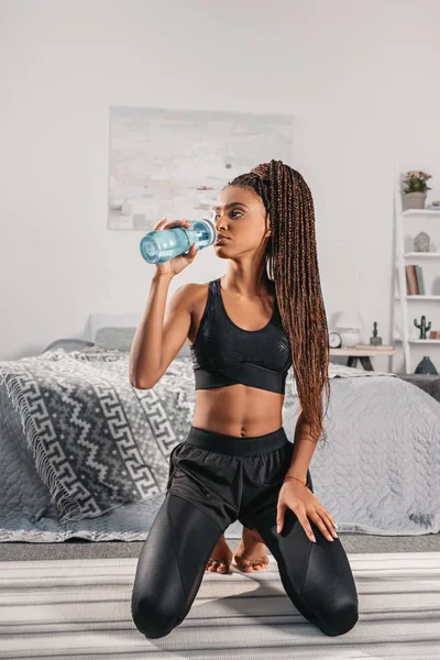 Sportive woman drinking water — Stock Photo, Image