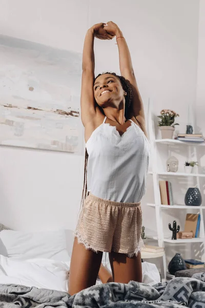 Mujer estirándose en la cama — Foto de Stock