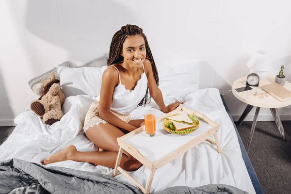 Frühstück im Bett — Stockfoto