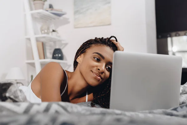 Mulher usando laptop na cama — Fotografia de Stock