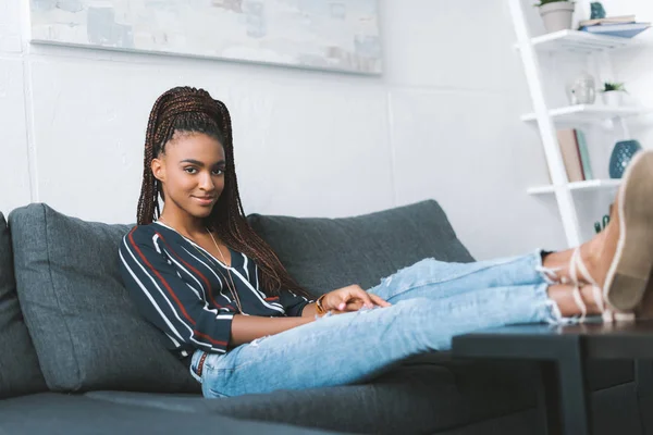 Mulher relaxante no sofá em casa — Fotos gratuitas