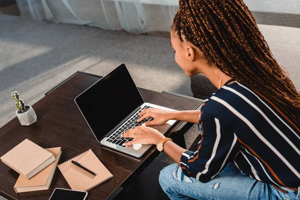 Laptop gebruiken — Stockfoto