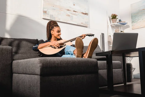 Playing guitar — Stock Photo, Image