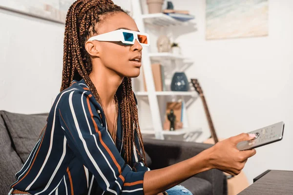 Woman watching tv in 3d goggles — Free Stock Photo