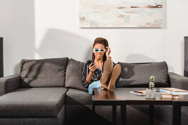 Kvinnan tittar på tv i 3d glasögonen — Stockfoto