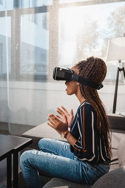 Жінка в гарнітурі VR — стокове фото