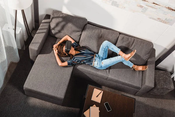 Vrouw in Vr headset — Stockfoto