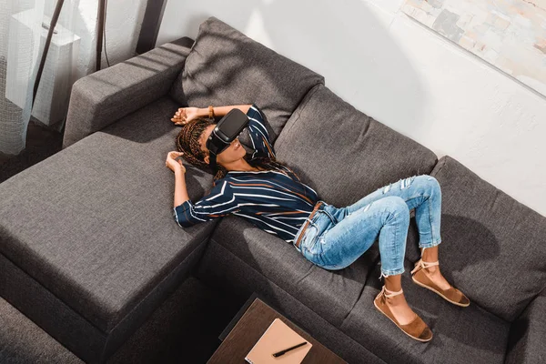 Auricular de mujer en VR — Foto de Stock