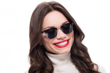 Neşeli kadın trendy güneş gözlüğü