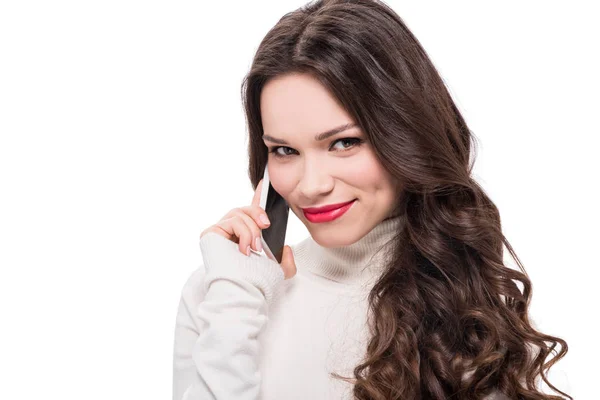 Usmívající se žena mluví na telefonu — Stock fotografie