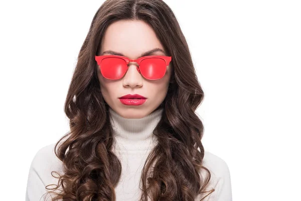 Жінка в червоних сонцезахисних окулярах — стокове фото