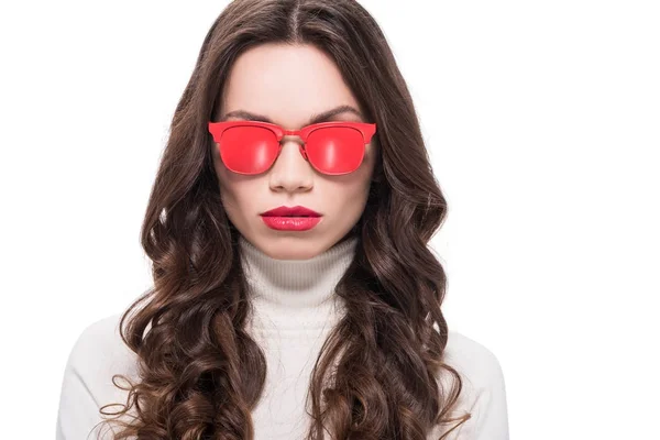 Femme en lunettes de soleil rouges — Photo