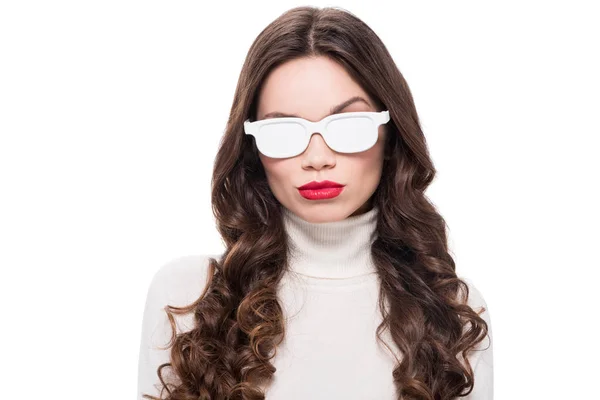 Mulher em óculos de sol brancos levantando sobrancelha — Fotografia de Stock