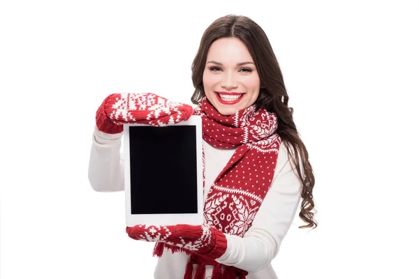 Mulher em cachecol e mitenes mostrando tablet — Fotografia de Stock