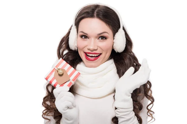 Woman in winter clothes holding gift — Stock Photo, Image