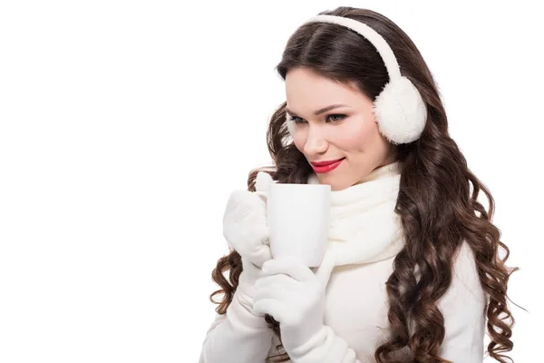 Nő a téli fülvédő iszik, bögre — Stock Fotó