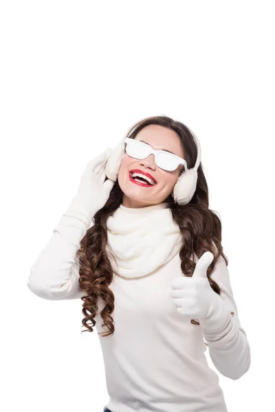 Vrouw in winter kleding dragen van een zonnebril — Stockfoto