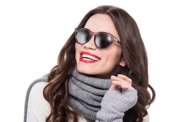 Mulher sorridente vestindo óculos de sol na moda — Fotografia de Stock