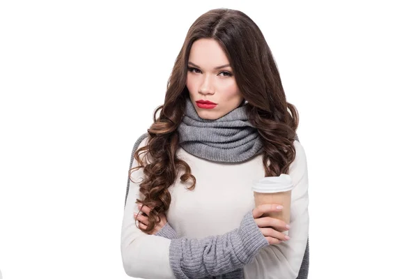 Mulher em aquecedores de braço segurando copo — Fotografia de Stock