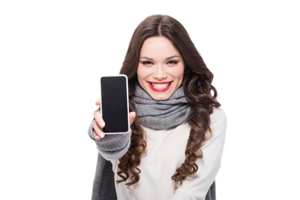 Улыбающаяся женщина показывает смартфон — стоковое фото