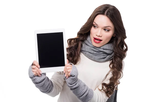 디지털 태블릿을 보여주는 흥분된 여자 — 스톡 사진